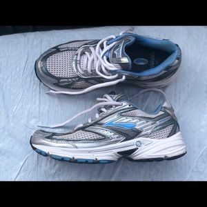 brooks defyance 2 womens red